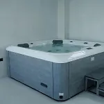 Onix Infinity Pool & 195