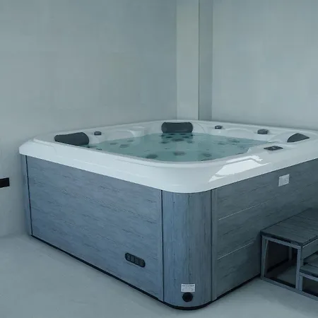 Onix Infinity Pool & 195